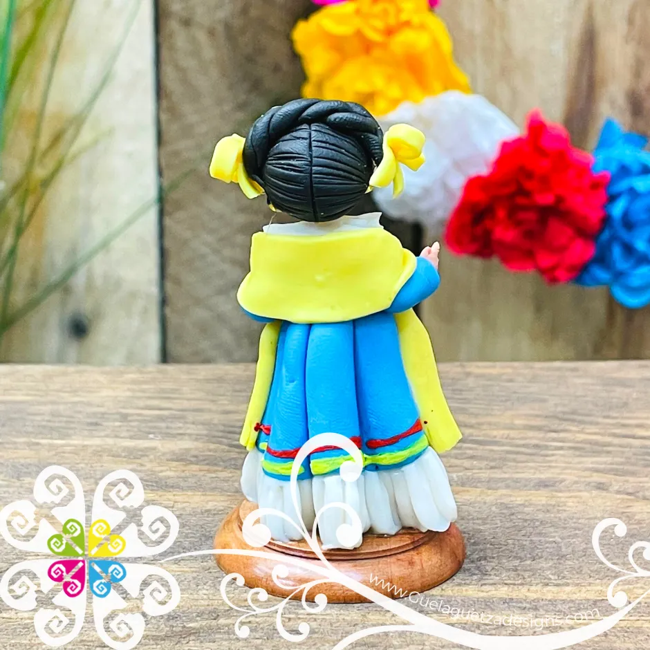 19- Nuevo Leon Little Doll Figurine - Fondant Doll